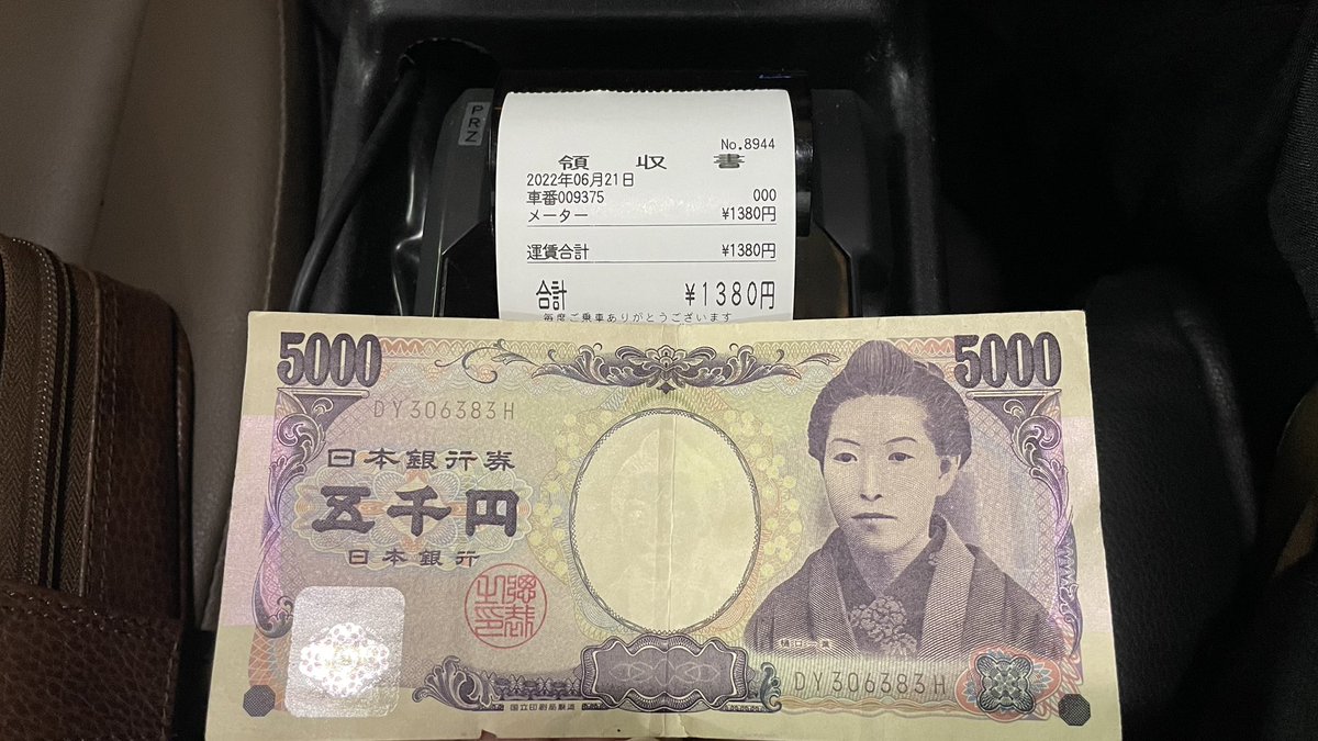 takosen_world's tweet photo. たこタク🚕のお会計が1380円なのに5000円も下さった😳
日テレ『ものまねグランプリ』にちょろっと松嶋ナポミが映ったところを見て下さってたようで…
「験担ぎに‼️」って気前よくくれた方は大阪出身の飲食店の女性オーナーさんでした。お店→ #juneli
出会いに感謝✨✨✨
#教師芸人 #芸人タクシー🚕 https://t.co/LaDEyVgHP4