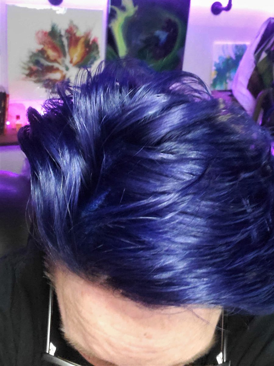 hfsmn's tweet photo. BACK TO BLUE, BABY!! 🔵 Just in time for #VidCon! It's staying blue until our friends in Ukraine see peace again! 💙 #StandWithUkraine #CreatorsForPeace https://t.co/IuItasoUYK