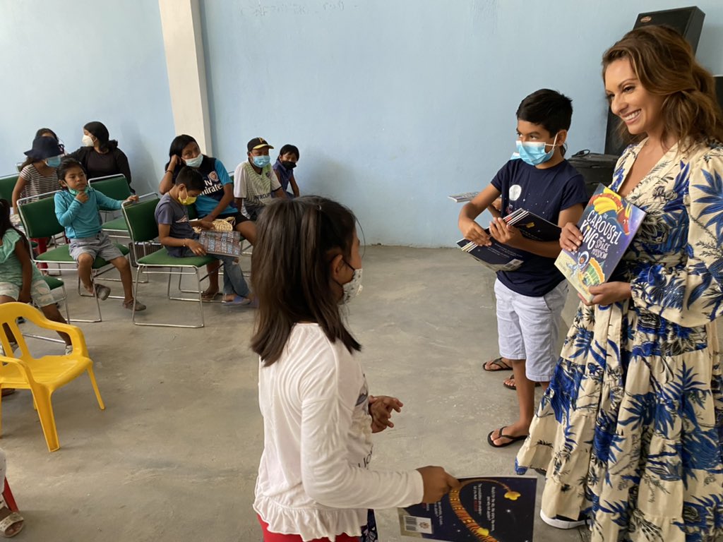 CielitoLindoBks's tweet photo. When in Cabo, we give back. What a great day bringing Cielito Lindo Books to children who don’t have access. It’s our second year teaming up with Fundacion Solmar. As a diverse publishing house, connecting with our communities is key. #literacymatters #carouselking https://t.co/78YROs0N5u