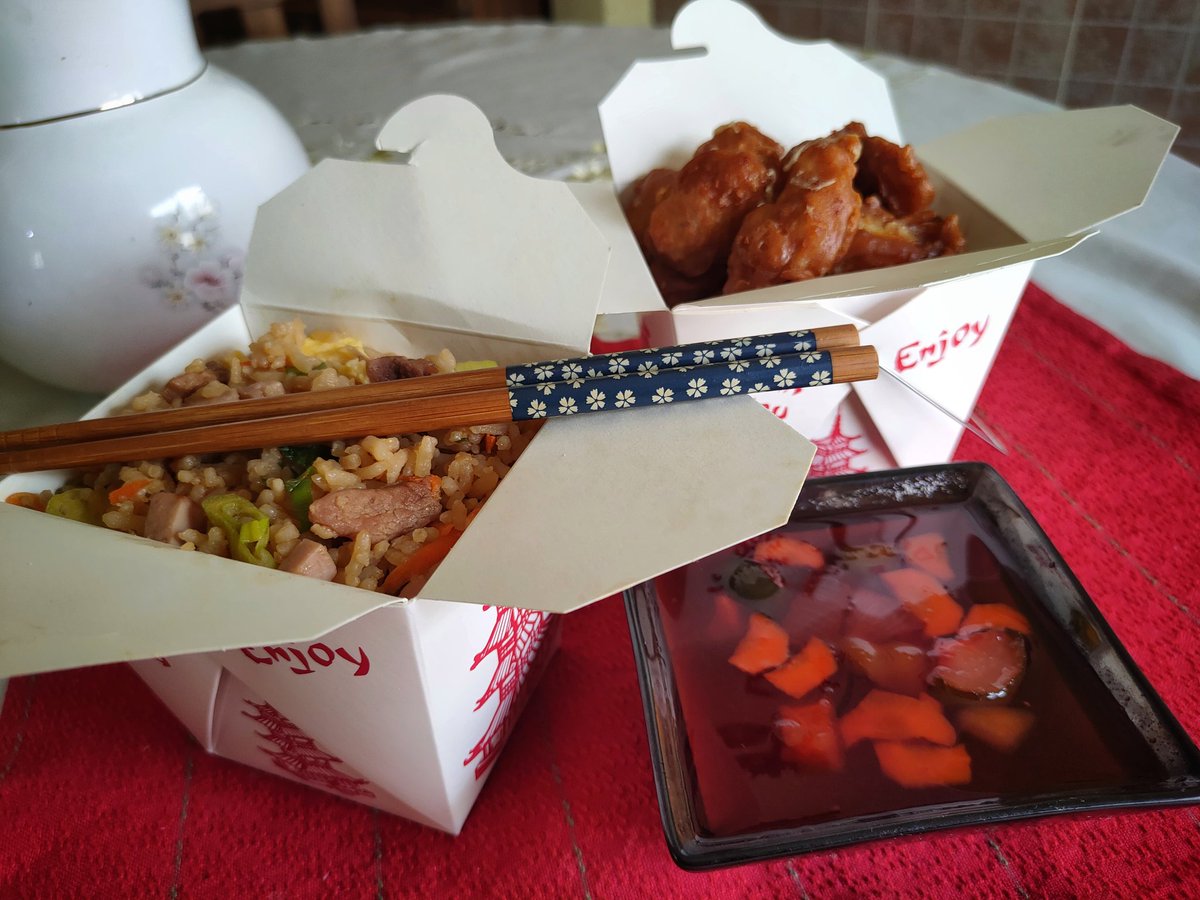 josecarrerag's tweet photo. Ya casi que estoy listo para vender #comida China 😅. Conseguí estas cajitas en China Town y asi se ve 🤤 #arrozchino #polloagridulce https://t.co/deNRg7kgDh