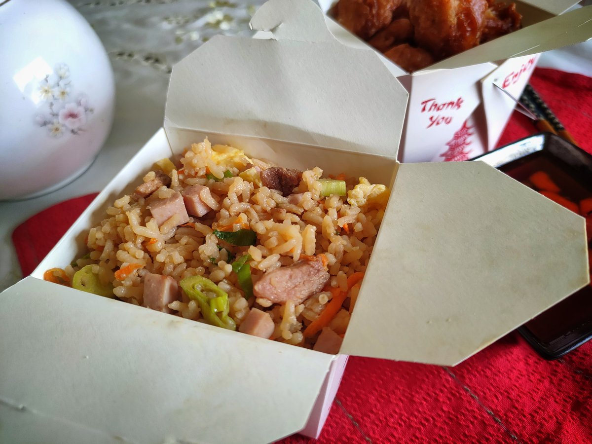 Ya casi que estoy listo para vender #comida China 😅. Conseguí estas cajitas en China Town y asi se ve 🤤 #arrozchino #polloagridulce