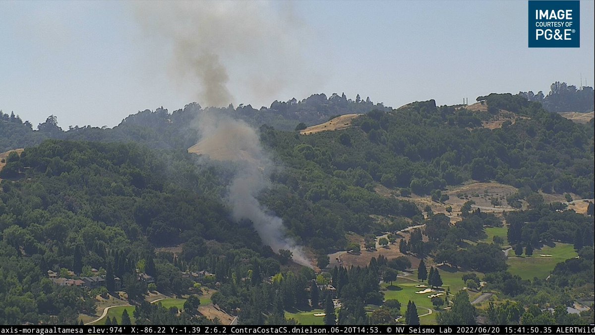 #MoragaFire in #Moraga, Contra Costa Co: BC4 reporting a 1/2 acre in light fuels moving up hill getting into some heavy vegetation. 750 Moraga Way near Miramonte High School.