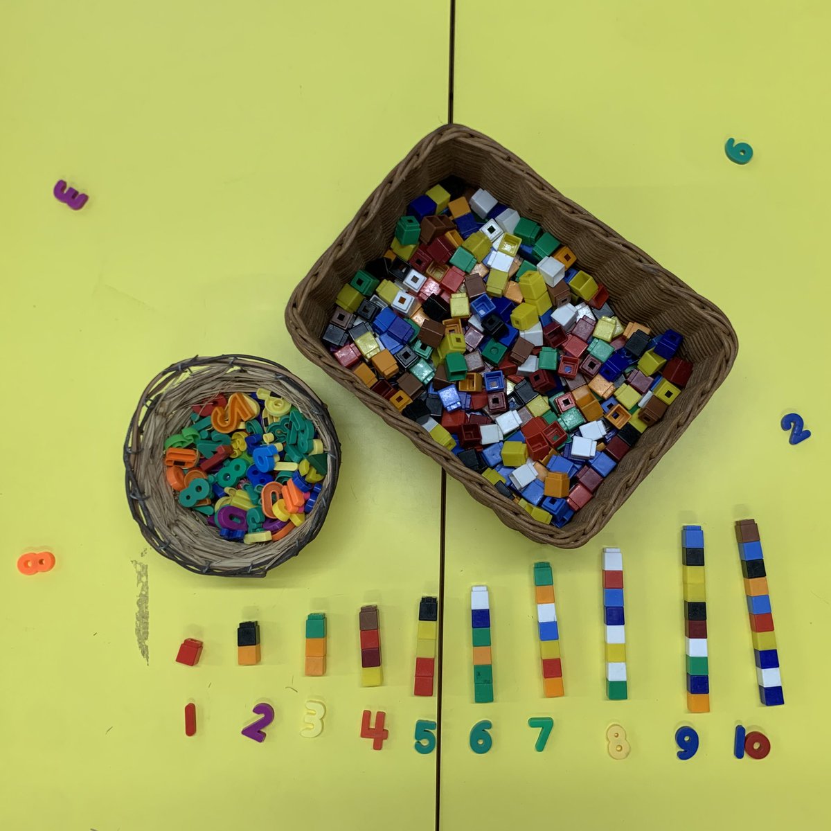 1MrsMarshall's tweet image. Simple set up to practise counting a number of cubes to make a tower. Can you make a tower of 4 cubes? 
Now we add some towers together to make a new total? 
Can we match the numeral@to the total? 

@abbotsmaths 
#eyfs
#mathstable
#numerals