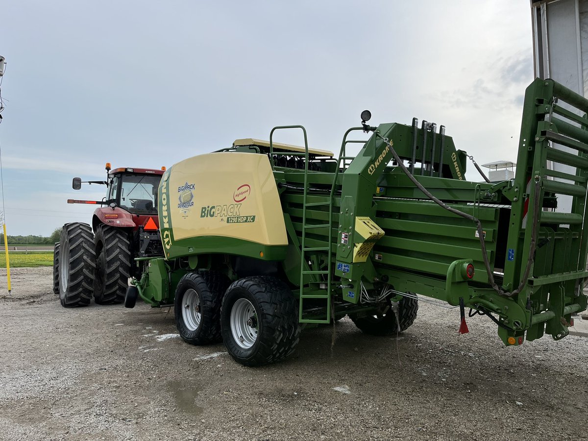 dewulfan's tweet photo. FOR SALE 2016 Krone Big Pack 1290 HDP XC High Speed Baler. 9672 bales ! #agtwitter #ontario any retweets to get the word out there would be much appreciated ! https://t.co/ymjLfm1jPn