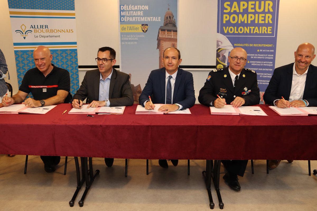 BenmiloudKarim's tweet photo. 🚒 (1/2) Dans l'Allier, j'ai signé ce matin une convention avec @Allierdpt, @SDIS_03 et la @03_dmd pour la création d'une classe de défense et de sécurité globale (CDSG) au @CollegeYzeure03.
Puis, avec les élèves de la #CDSG, nous avons visité le centre de commandement @SDIS_03. https://t.co/ClGikEMeYk