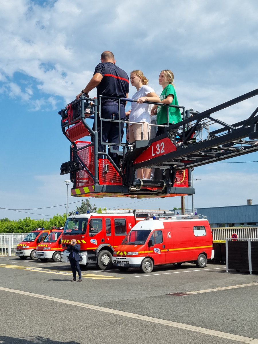 BenmiloudKarim's tweet photo. 🚒 (1/2) Dans l'Allier, j'ai signé ce matin une convention avec @Allierdpt, @SDIS_03 et la @03_dmd pour la création d'une classe de défense et de sécurité globale (CDSG) au @CollegeYzeure03.
Puis, avec les élèves de la #CDSG, nous avons visité le centre de commandement @SDIS_03. https://t.co/ClGikEMeYk