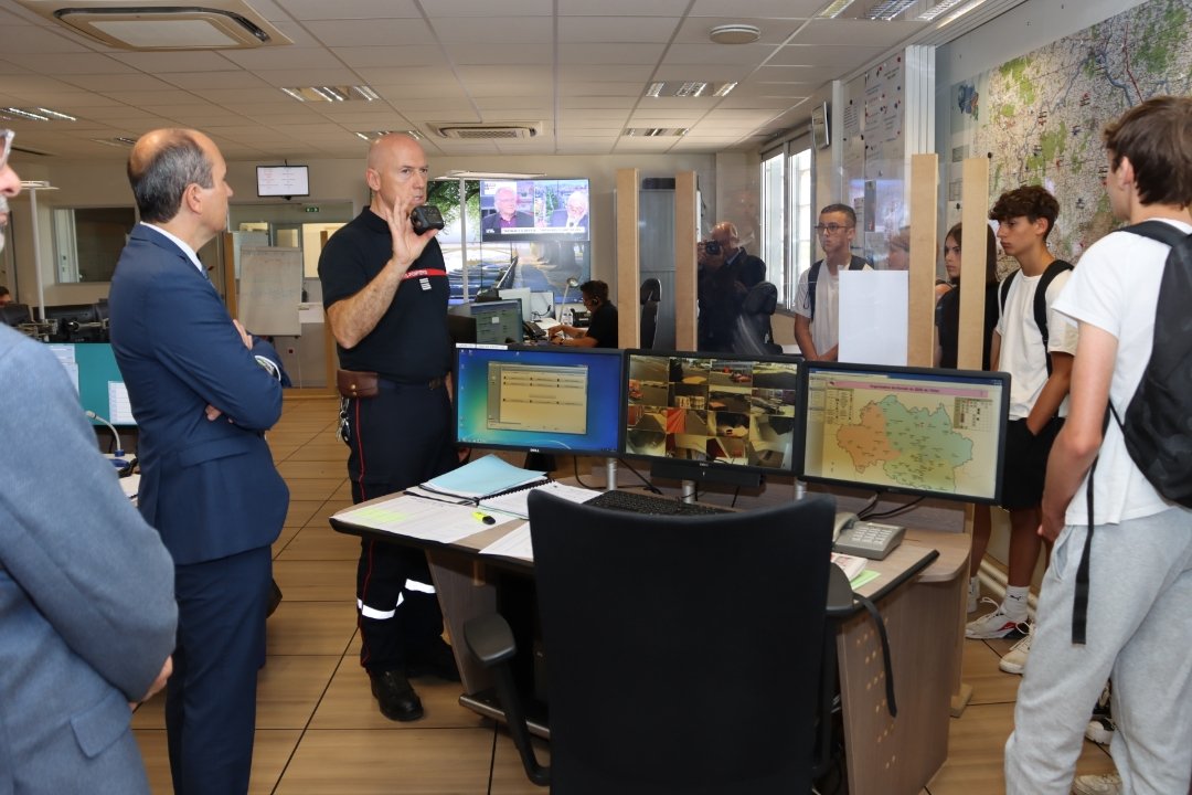 BenmiloudKarim's tweet photo. 🚒 (1/2) Dans l'Allier, j'ai signé ce matin une convention avec @Allierdpt, @SDIS_03 et la @03_dmd pour la création d'une classe de défense et de sécurité globale (CDSG) au @CollegeYzeure03.
Puis, avec les élèves de la #CDSG, nous avons visité le centre de commandement @SDIS_03. https://t.co/ClGikEMeYk