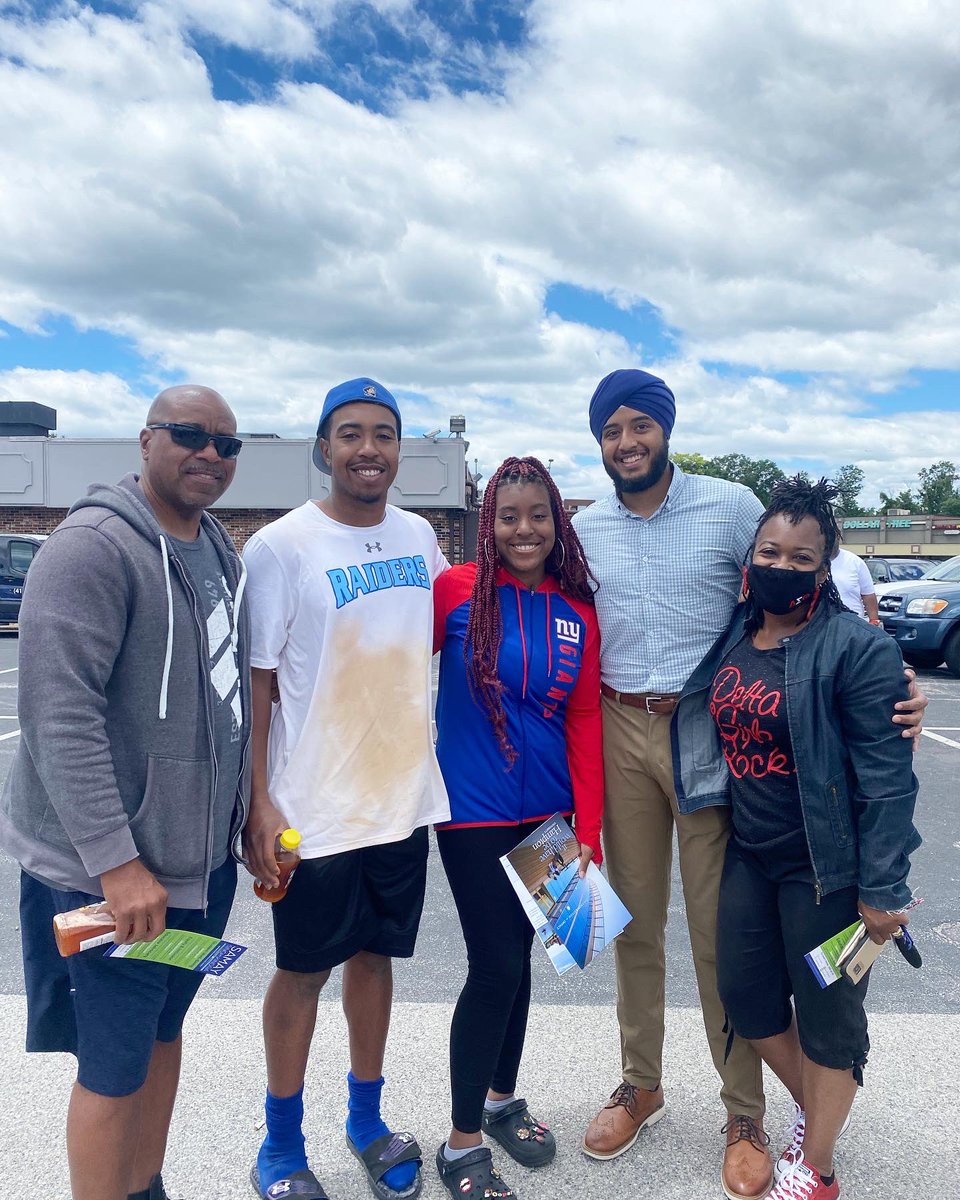 SamayKindra's tweet photo. We had another action-packed weekend connecting with voters! We were out doorknocking, celebrating Juneteenth, and putting up signs across District 4! Join us for canvassing, phonebanking, postcarding, and more by signing up to volunteer at https://t.co/KG7sBqo7Pn! https://t.co/RRPw7mVWY2