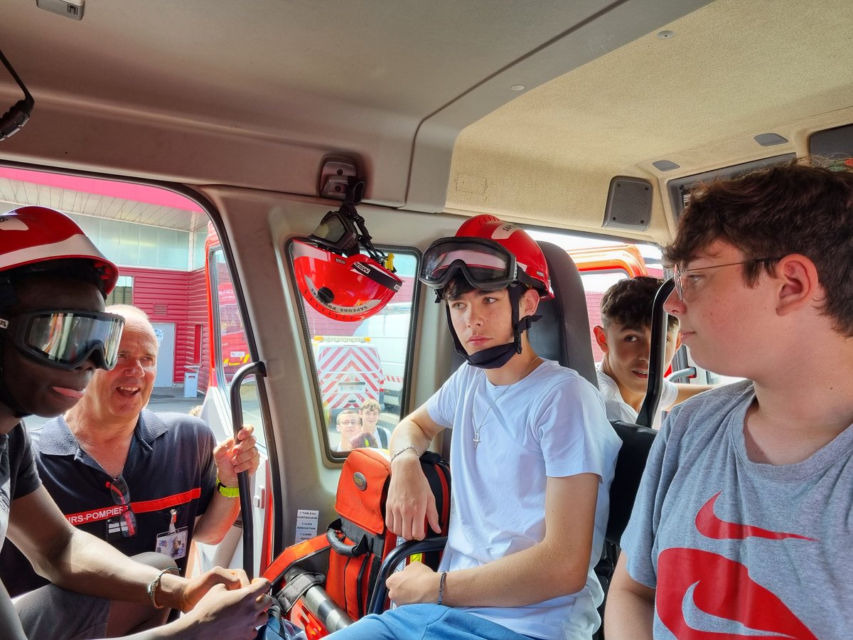 BenmiloudKarim's tweet photo. 🚒 (1/2) Dans l'Allier, j'ai signé ce matin une convention avec @Allierdpt, @SDIS_03 et la @03_dmd pour la création d'une classe de défense et de sécurité globale (CDSG) au @CollegeYzeure03.
Puis, avec les élèves de la #CDSG, nous avons visité le centre de commandement @SDIS_03. https://t.co/ClGikEMeYk