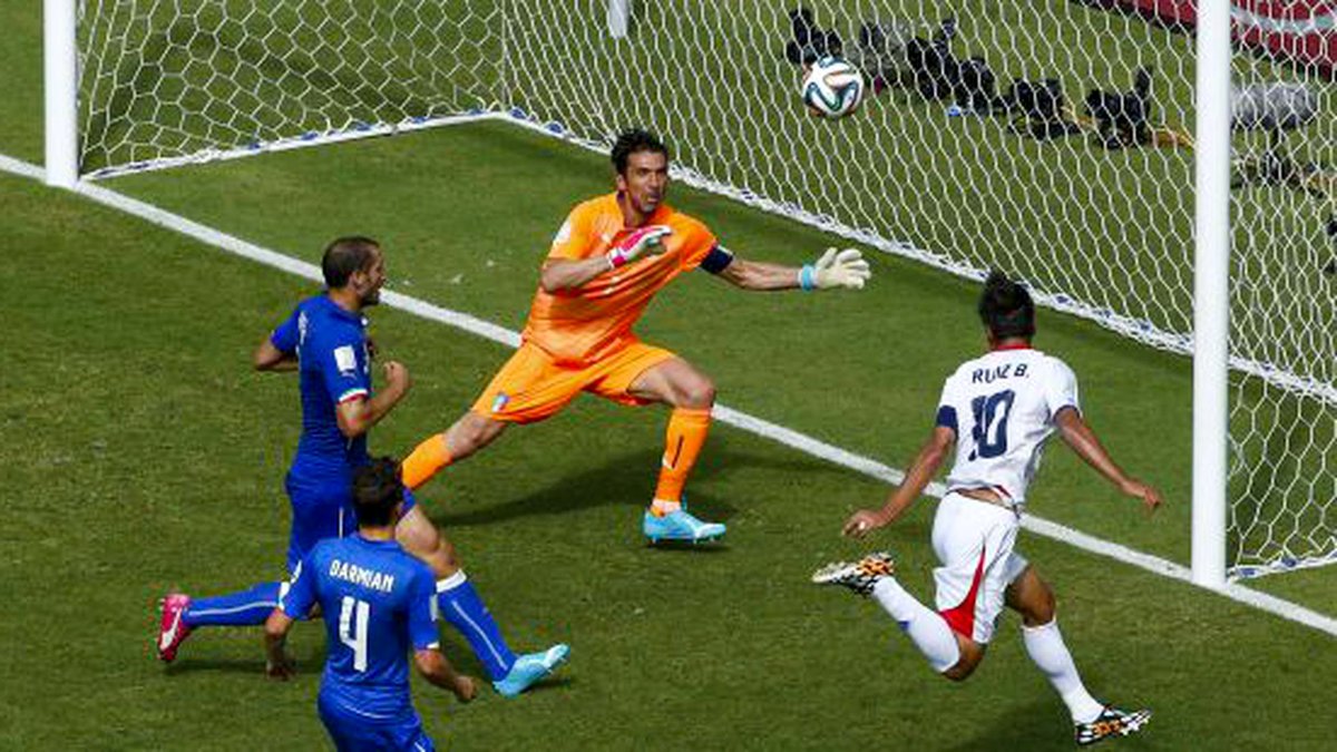 🇨🇷 Un día como hoy ¡hace 8️⃣ años! 🦁🦁 Espectacular centro de @JuniorDiazCR y golazo histórico de nuestro 🔟, @bryanruizcr, para escribir uno de los momentos más épicos en la historia de Costa Rica y vencer al tetracampeón del mundo, @Azzurri en el Mundial 2014 🇧🇷