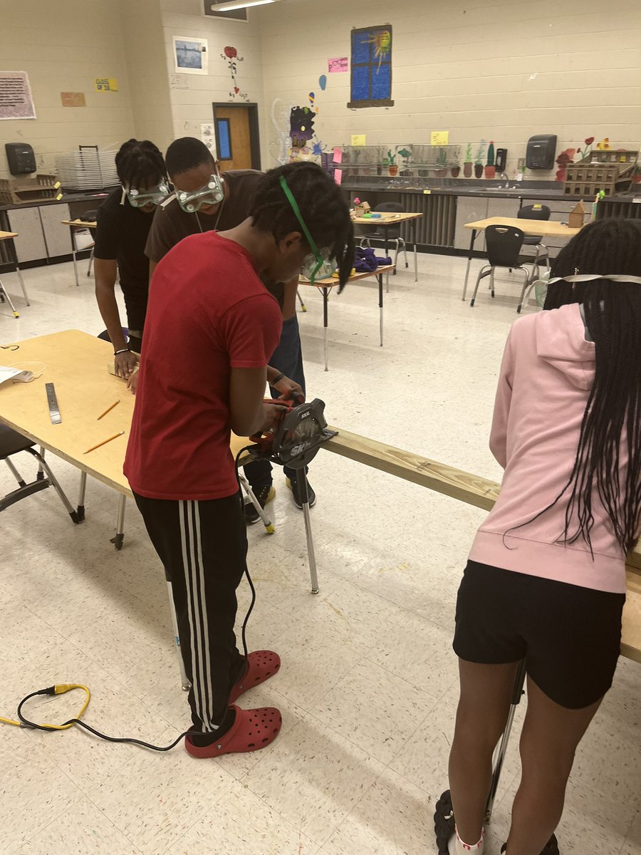 Students using a circular saw in the construction of two sitting benches this summer!!! <a href="/DeenajSams/">Deena Sams</a> <a href="/Coachin_AHS/">Chris Williams</a> <a href="/KWilliams_AHS/">Dr. Kristopher Williams</a> @RonEdwardsWorld <a href="/AHSTigerHoops/">Alcovy Basketball Recruits</a>