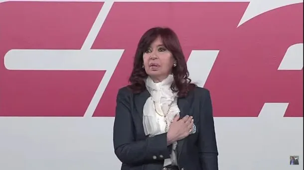 HumbertoTumini's tweet photo. CFK se compró el discurso de la derecha para criticar los planes sociales: "El peronismo es trabajo. No es depender de un dirigente barrial para que me dé el alta y la baja". ¿Dónde está el laburo? Desde 2008 no se crea empleo privado. Hasta el 2015 gobernó ella, ahora también. https://t.co/3NDxrOIJk0