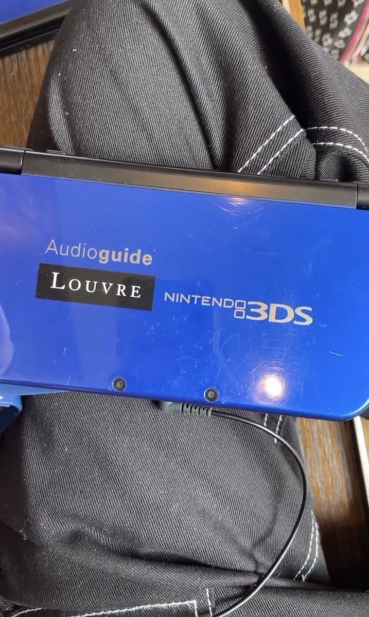 emmbrrr's tweet image. i feel it is my job to tell you that the Louvre is using Nintendo 3DS as a tour guide