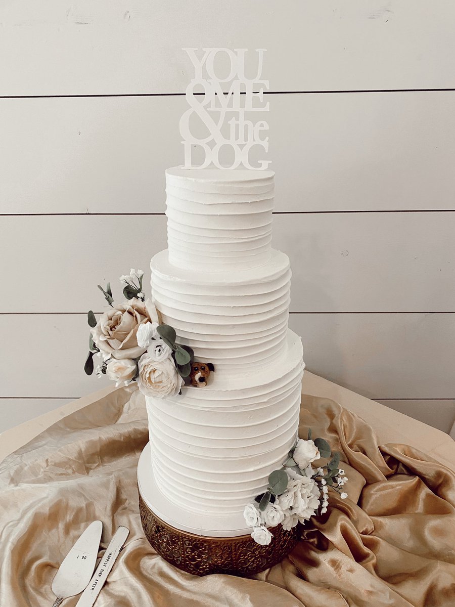 kkarmstrong15's tweet photo. forever will be in AWE of our wedding cake! 🐶 🤍 https://t.co/av6GIpsFqN