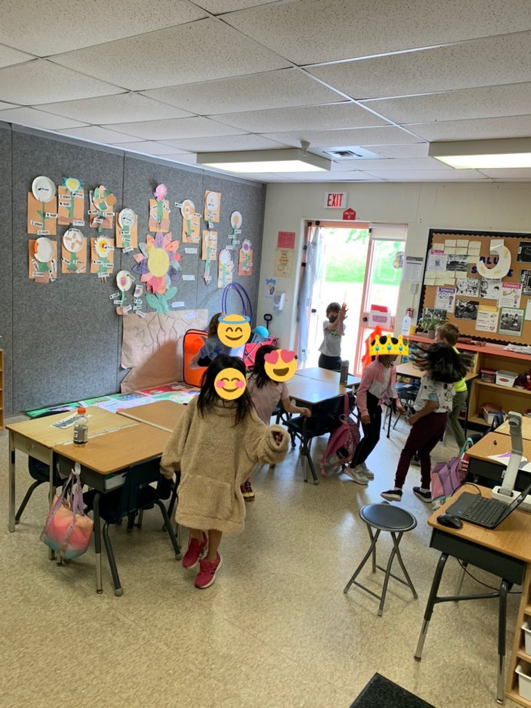 MrsJSmale's tweet photo. We all feel better when we are dancing!! @silwrdsb @wrdsb #LetsMoveWRDSB https://t.co/YuHU760RCH