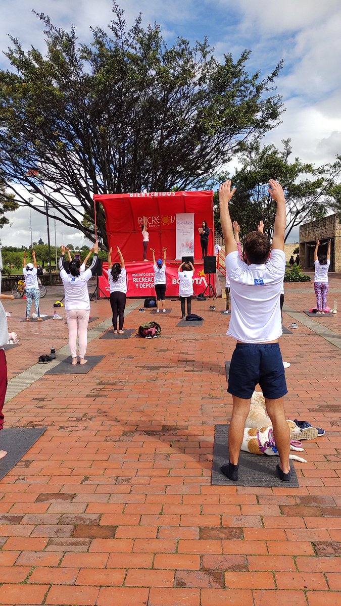IndiaEmbBogota's tweet photo. 🇮🇳🇨🇴Los #Bogotanos nos acompañan en la conmemoración del #IDY2022🧘 desde el #PqMetTimiza en la recreovía del @IDRD con la academia @HeartfulnessC #YogaForHumanity #Ayush #AmritMahotsav #BogotáEsYoga #YogaDay
@MEAIndia @iccr_hq @moayush @Bogota @AmritMahotsav @IndianDiplomacy https://t.co/ZwFcfesm9H