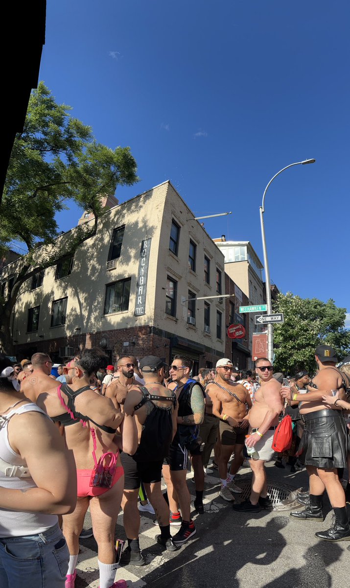 akitousa's tweet photo. ニューヨークのFolsom Street Eastのイベントに行ってきました。本場サンフランシスコのには、20年ぐらい前に行ったことがあるんですが、全然ハード差感が違いました。ニューヨークはかなりソフト！それより、アフターパーティーがEagleであり、昔のニューヨークのクラブ感が残っていてそこはハード😎 https://t.co/hzRcLDa1za