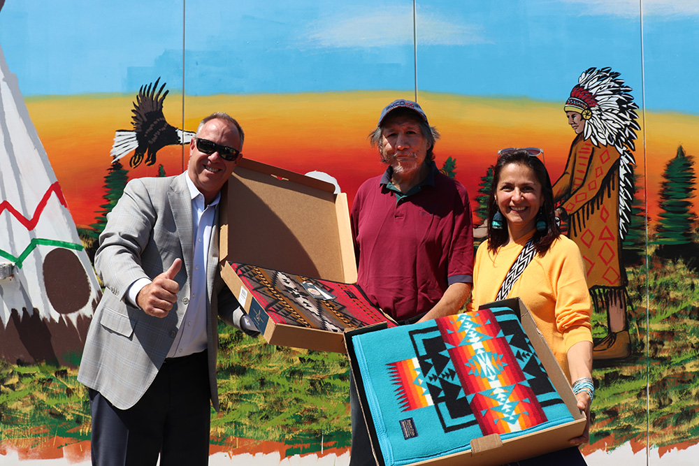 Shepherds of Good Hope (@sghottawa) on Twitter photo Marcel Mowatt, an artist and resident at The Oaks, one of <a href="/sghottawa/">Shepherds of Good Hope</a>'s supportive housing residences, painted this beautiful mural with the assistance of artist Claudia Salguero. Thank you to <a href="/PetroCanada/">Petro-Canada</a> for exhibiting Marcel's mural. We hope you all enjoy! Marcel Mowatt, an artist and resident at The Oaks, one of <a href="/sghottawa/">Shepherds of Good Hope</a>'s supportive housing residences, painted this beautiful mural with the assistance of artist Claudia Salguero. Thank you to <a href="/PetroCanada/">Petro-Canada</a> for exhibiting Marcel's mural. We hope you all enjoy!