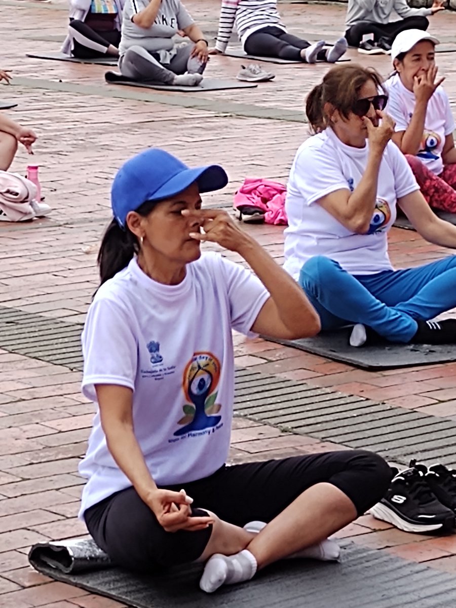 IndiaEmbBogota's tweet photo. 🇮🇳🇨🇴Los #Bogotanos nos acompañan en la conmemoración del #IDY2022🧘 desde el #PqMetTimiza en la recreovía del @IDRD con la academia @HeartfulnessC #YogaForHumanity #Ayush #AmritMahotsav #BogotáEsYoga #YogaDay
@MEAIndia @iccr_hq @moayush @Bogota @AmritMahotsav @IndianDiplomacy https://t.co/ZwFcfesm9H