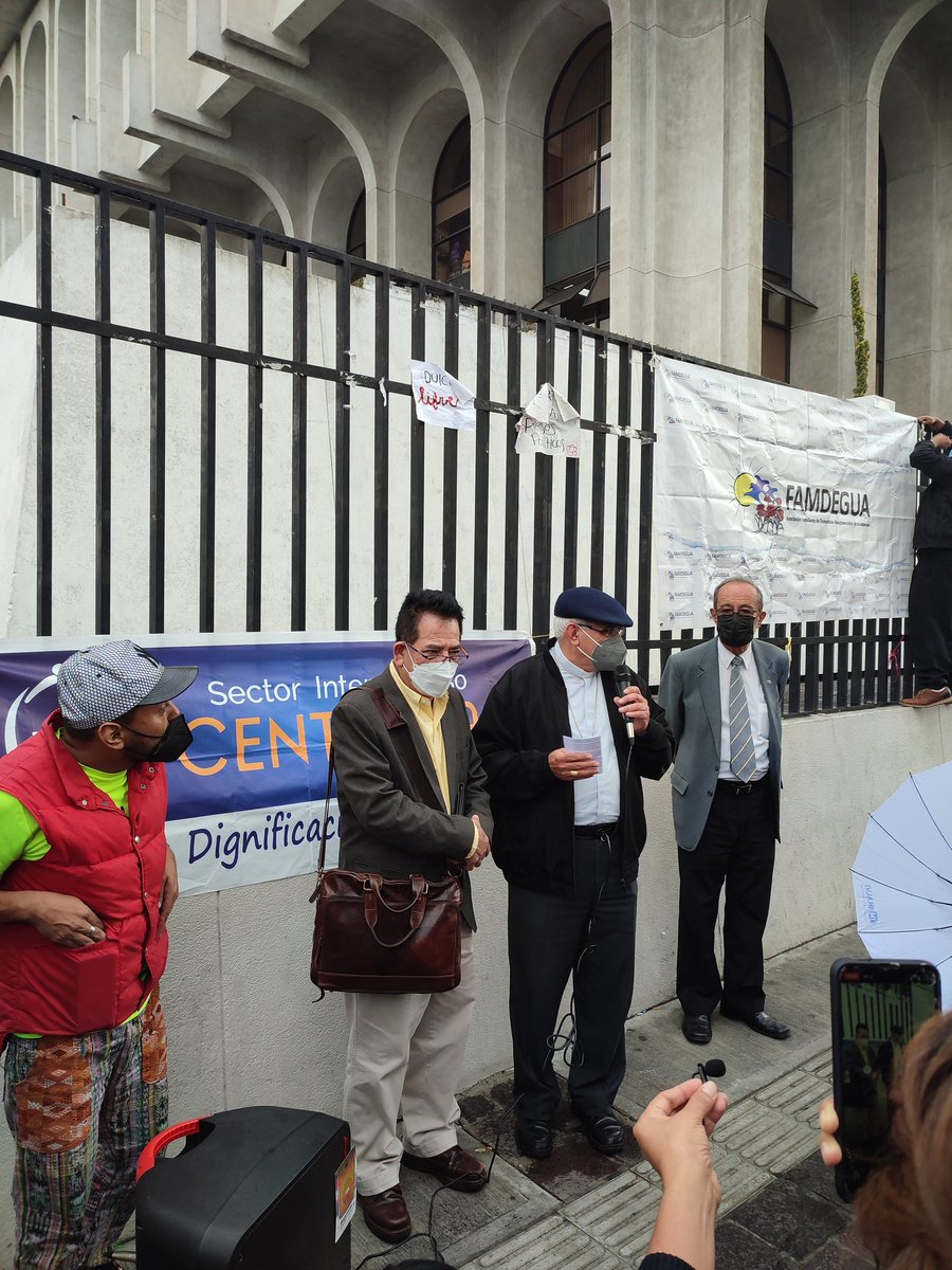 justiciayagt's tweet photo. Hoy el cardenal Ramazzini, religiosos y activistas, mostraron su solidaridad al Juez Miguel Ángel Gálvez quien sufre el acoso y persecución de grupos que defienden la corrupción y la impunidad. A su salida el juez Gálvez agradeció el apoyo de la ciudadanía. #YoApoyoAlJuezGálvez https://t.co/TGYdgJsUtc