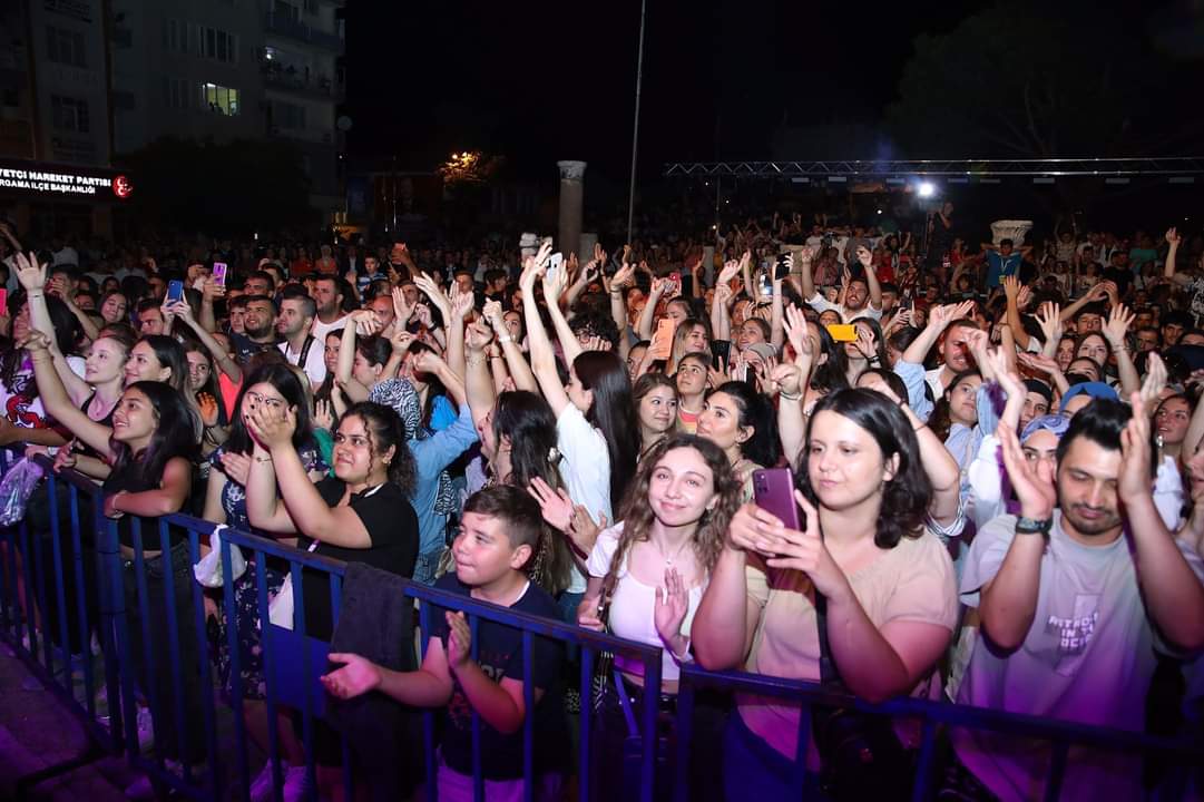 Bergama düğününü özlemiş...❤️

Binlerce seyirci Cumhuriyet Meydanı'nı doldurdu.

86. Bergama Kermes Festivalimizin ilk gününde hemşehrilerimizin yoğun ve coşkulu katılımıyla Melek Mosso’nun birbirinden güzel şarkılarını dinledik.