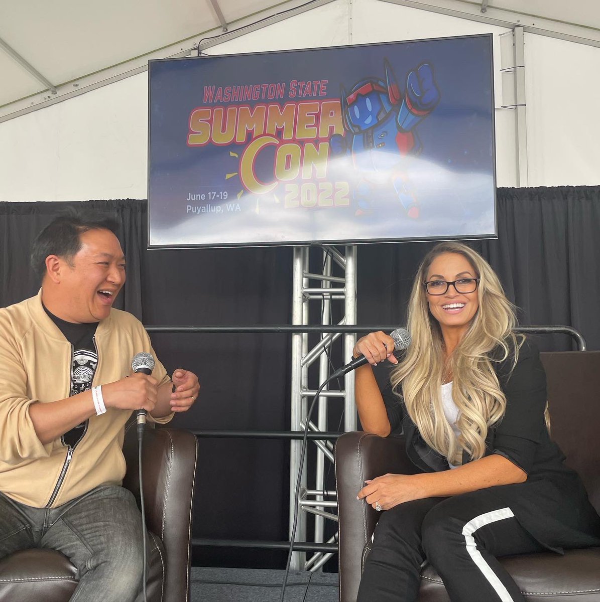 I have that big smile on my face because I got to hang with Trish Stratus @trishstratuscom at Washington State Summer Con. @wasummercon https://t.co/qxPLimq1Tl