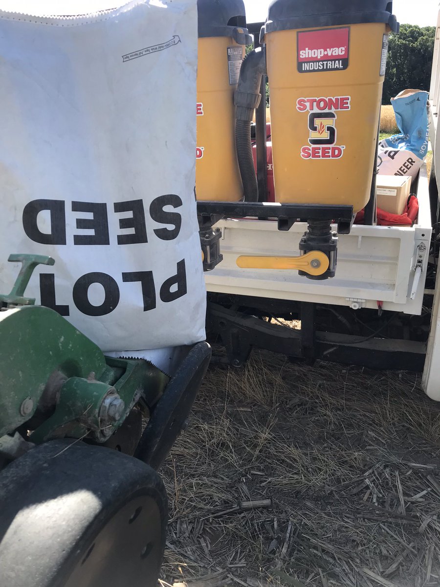 JLimestall's tweet photo. Finished the last @StoneSeedIL SIL test plot to get yield data FORTHEFARMERS. Thought there wasn’t a more fitting way to celebrate then with a #FORTHEFARMERS @BuschBeer @JohnDeere can, or two. Now if we can only get @naturallight to get cans like this! 😍 #bayer4IL #StoneKnowsIL https://t.co/UFVA48V8YT