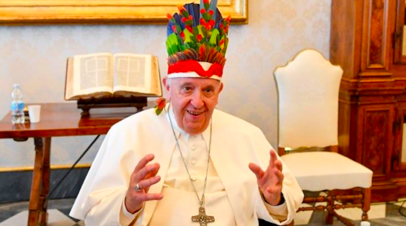 conexaoplaneta's tweet photo. #PapaFrancisco recebe #bispos da #Amazônia e pede q “escutem os #povosindígenas e os + pobres” e denunciem atos contra seus direitos e a ‘casa comum’ 🏹❤️ No final, o pontífice ganhou um #cocar e, quando o viu, perguntou, bem humorado: "É uma mitra?": https://t.co/afbxnW5Q1D https://t.co/uahXMimtKk