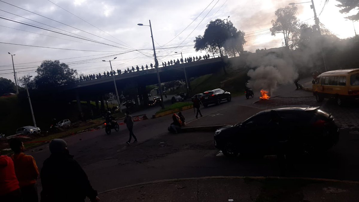juank1708's tweet photo. Cierre en el Intercambiador de Carcelen, son personas extranjeras que se están aprovechando de la situación  para pedir dinero y amedrentar a los ecuatorianos 
@PoliciaEcuador @AMT_Quito  @teleamazonasec @santiguarderas https://t.co/7CGjlC8tyD