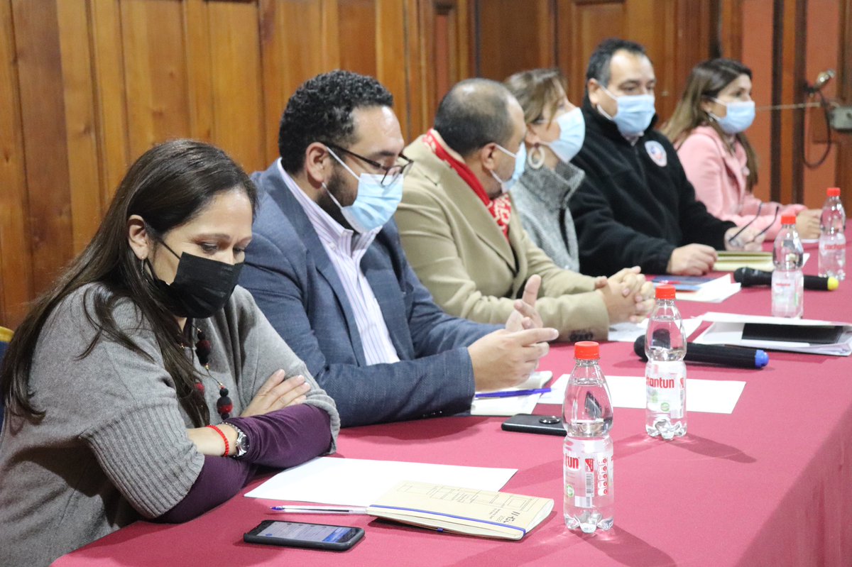 Cutchile's tweet photo. ¡Ahora! 🚨 El ministro de Educación @ProfMarcoAvila junto a las subsecretarias @verofigueroah, @misabel_diaz y el subsecretario @nico_cataldo visitan la sede de la Central para sostener la primera reunión con la Secretaría de Educación de la CUT, encabezada por Arturo Escarez. 🤝 https://t.co/TSU5FLz5vu