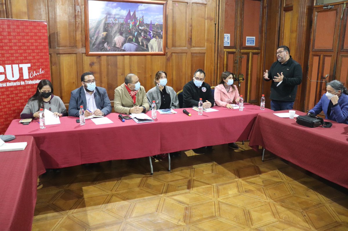 Cutchile's tweet photo. ¡Ahora! 🚨 El ministro de Educación @ProfMarcoAvila junto a las subsecretarias @verofigueroah, @misabel_diaz y el subsecretario @nico_cataldo visitan la sede de la Central para sostener la primera reunión con la Secretaría de Educación de la CUT, encabezada por Arturo Escarez. 🤝 https://t.co/TSU5FLz5vu