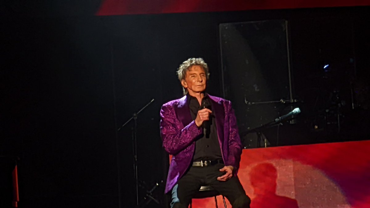 To be fair, Barry Manilow is a fantastic showman #barrymanilow