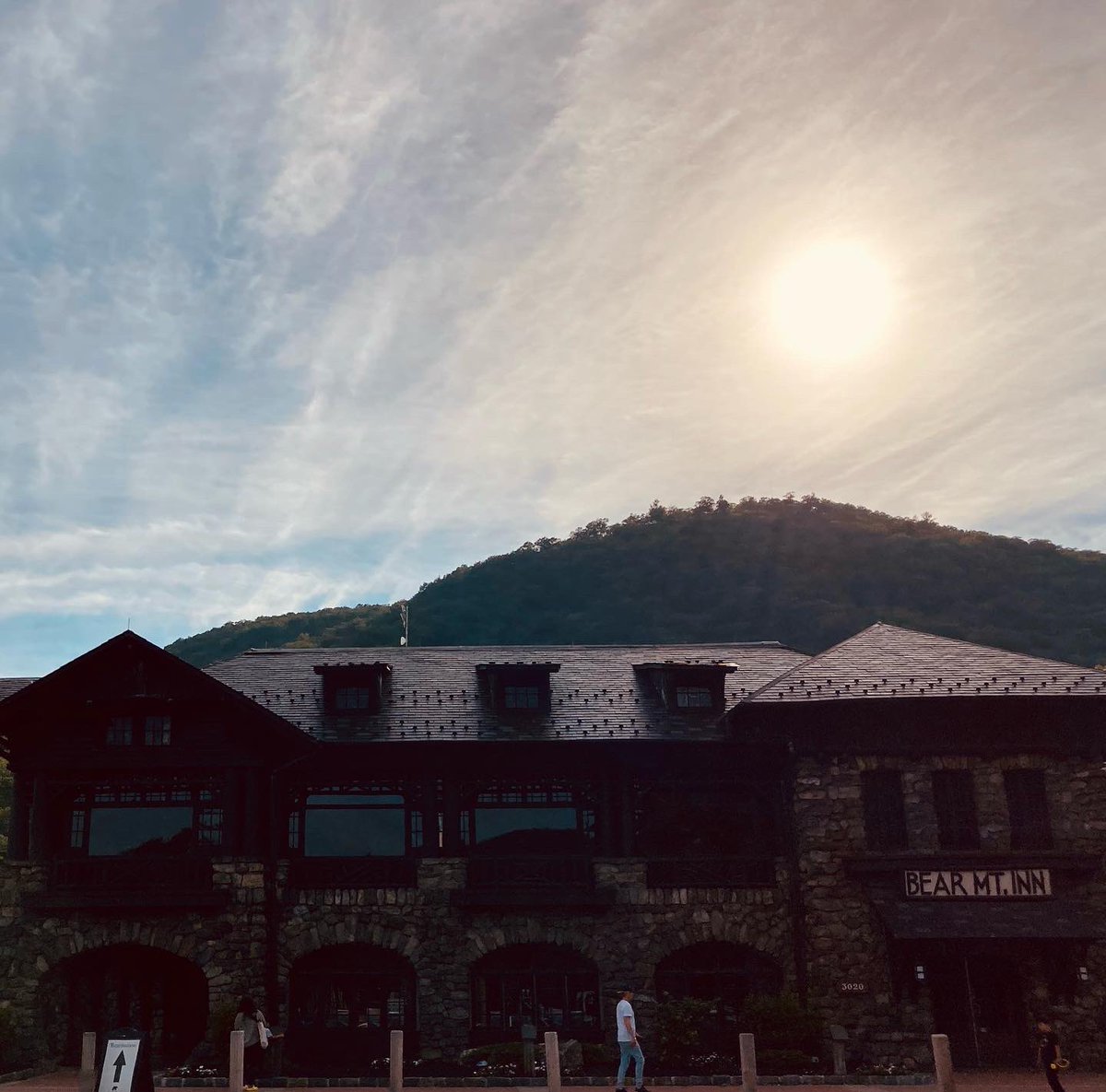 ClevelandWeird1's tweet photo. We’re at another historic hotel - Bear Mountain Inn - following the 1939 Triptik on a road trip into history, on the homeward leg, driving the old alignments of Route 6. 
#NewYork #Route6 
#RoadTrip #FollowTheTriptik #RoadtripIntoHistory #ClevelandWeirdness #USHighways #triptik https://t.co/lc3DWb2DHW