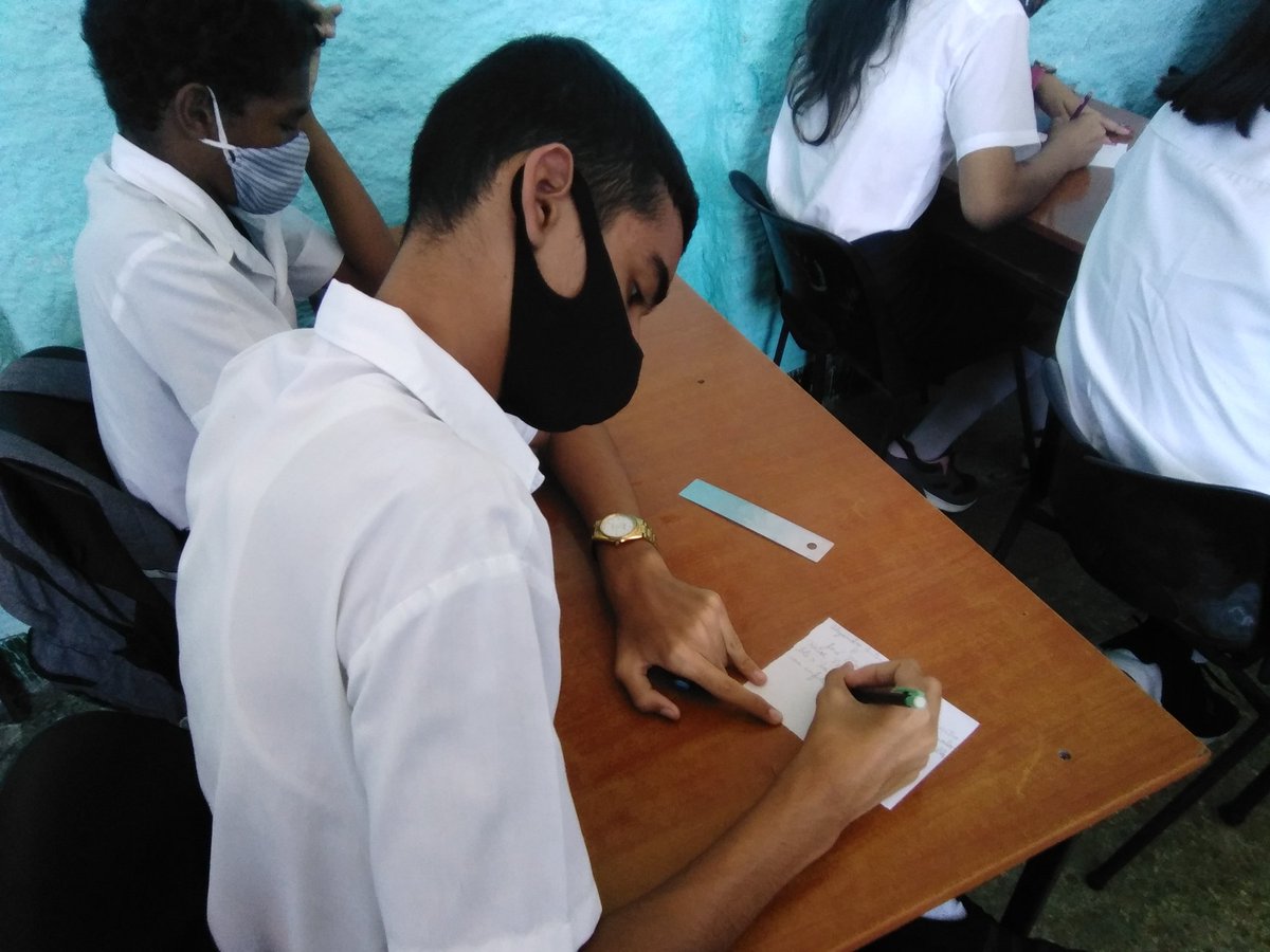 Se demuestra confianza y seguridad en nuestras escuelas secundarias básicas con la asistencia de estudiantes y su preparación para las evaluaciones parciales. <a href="/elsa_ena/">Ena Elsa Velázquez Cobiella</a> <a href="/VcSecundaria/">Dpto Secundaria Villa Clara</a> <a href="/Yamilet50088609/">Yamilet Herrera</a> <a href="/CubaMined/">MINED</a>