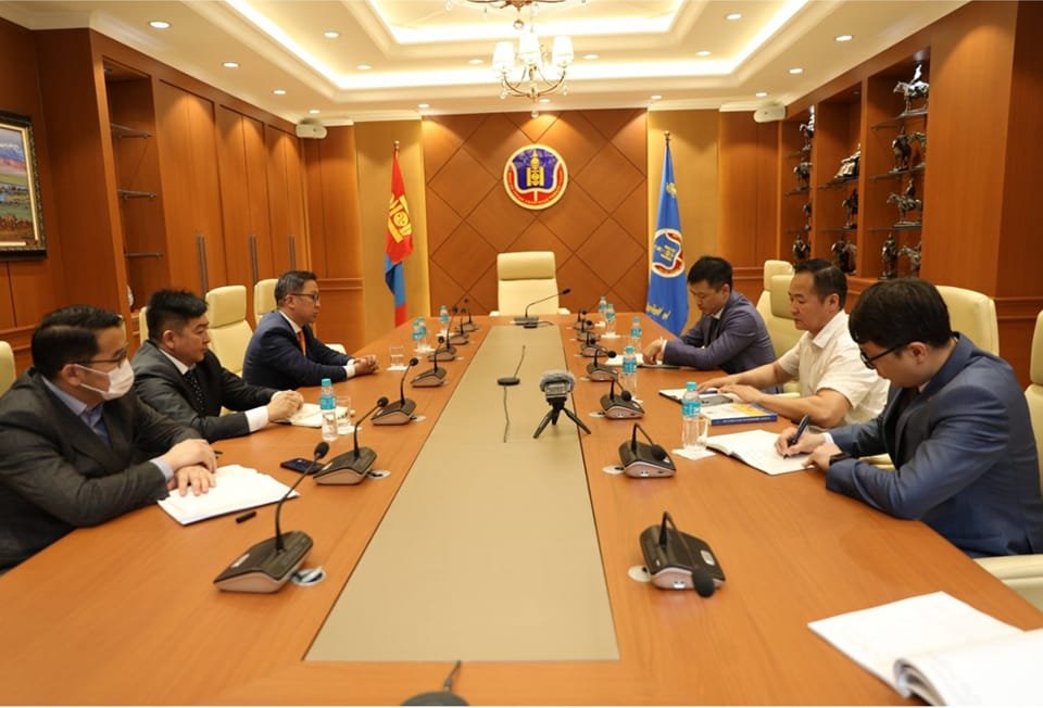 🇲🇳 Богдхан уулын тусгай хамгаалалттай дархан цаазат газар нутагт аялал жуулчлалын зориулалтаар тусгай зөвшөөрөл олгох, аялал жуулчлалын кэмп барина гэж зөвшөөрөл гаргуулаад зориулалтыг нь өөрчлүүлж, орон сууц баригддагаас үүдэн хотын захиргаа ба яам хоёрын дунд