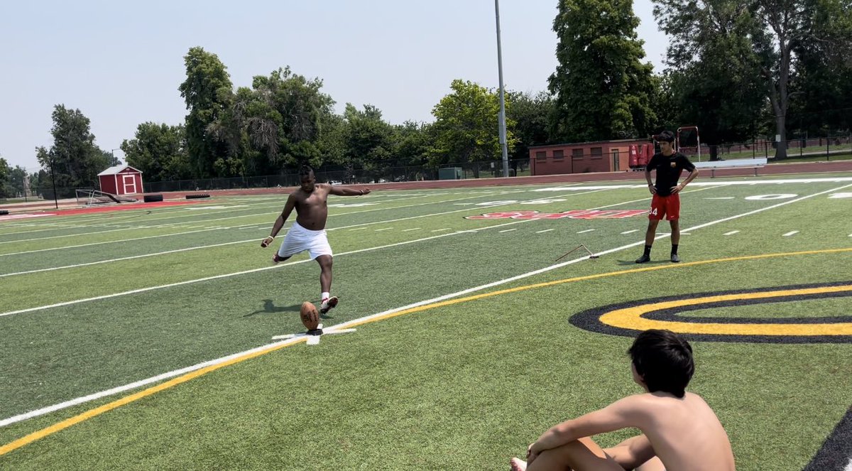 🏈 Denver East kickers working to put that ball out of the back of the end zone!

 #CKC #ColoradoKickingClub #kicking #kickers #punting #SpecialTeams #Specialist #Football
#FlipTheField