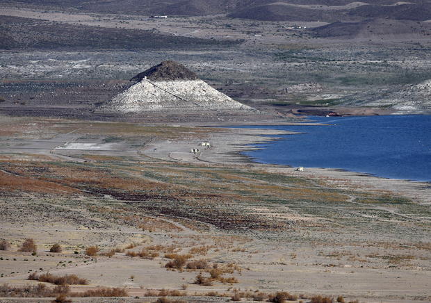 edgarrmcgregor's tweet photo. BREAKING: Lake Mead has now dropped to 1044.39 feet in elevation for the first time since the lake was filled nearly 100 years ago. 

This is a loss of 1.18 feet or 14.2" in the last 7 days when I last reported on this.

Dead pool is now < 150 feet away.

https://t.co/7fUfKF4exK https://t.co/5TBQgvcntt