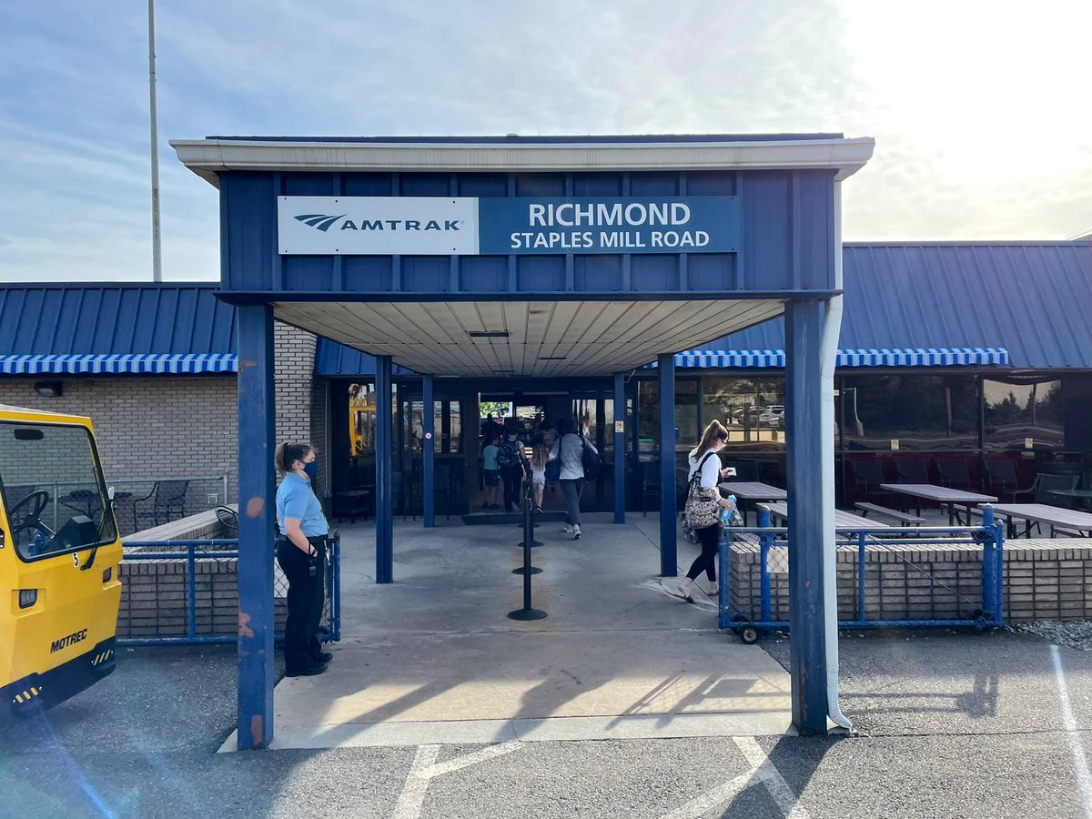 yitgordon's tweet photo. Yes, this is the busiest train station in Virginia—a state with roughly the same population and economic heft as Austria but far worse infrastructure. The only bus downtown comes once an hour weekdays 6am to 7pm. https://t.co/NwM6ZMyFzu