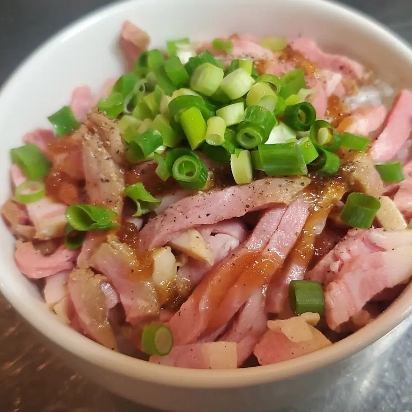 ra_mentaniya's tweet photo. おはようございます！
6月21日(火)
水道工事も無事に終わり通常営業です。
11:30～14:30
18:00～21:00

『冷し担々麺🌶️🔥』あ��ます。
『ﾚｱﾁｬｰｼｭｰ飯🐷✨』あります。
　&amp;ﾚｷﾞｭﾗｰﾒﾆｭｰ🍜

本日も宜しくお願い致しますm(_ _)m https://t.co/eUSyANa7L8