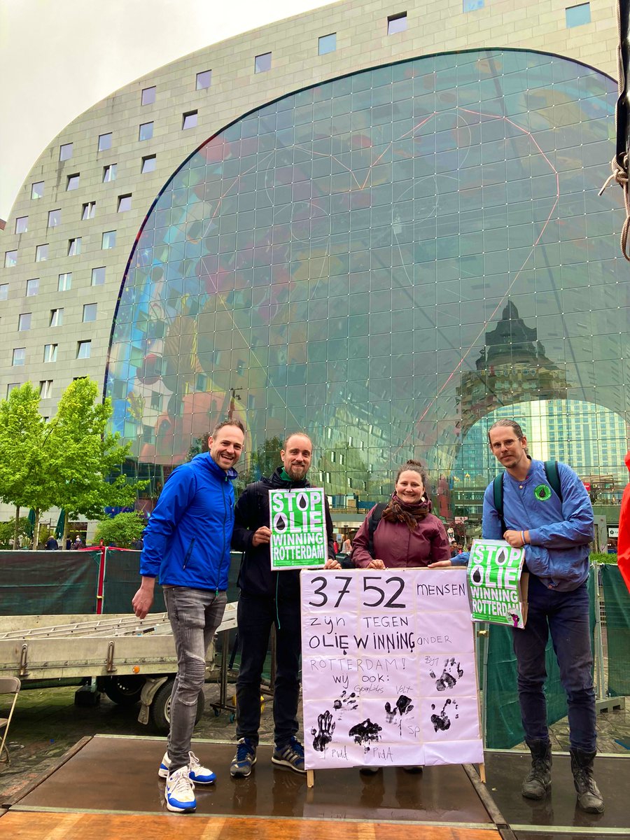 Gisteren bij de <a href="/klimaatmars/">Klimaatmars</a> ook aandacht kunnen vragen voor ons verzet tegen het plan van @StasMijnbouw <a href="/NAMbv/">NAM</a> om de #oliewinning onder #rotterdam voort te zetten. We willen een groene en eerlijke #transitie, geen uitstel!