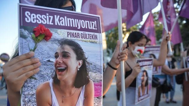 Pınar Gültekin bugün bir kez daha katledildi!

#Pınargultekin davasında Cemal Metin Avcı'ya “haksız tahrik” indirimi uygulanarak 23 yıl hapis cezası verildi.
Kadın cinayetinin, şiddetin, işkencenin 
"indirimi" olmaz! #PınarGültekinİçinAdalet