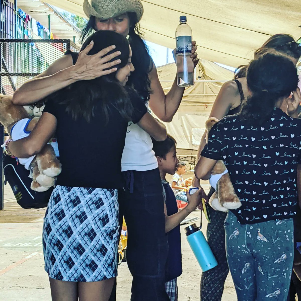 Rumiwithview's tweet image. For World Refugee Day we went to a Mexicali migrant shelter and brought donations, teddy bears, and danced with asylum seekers because we're one family without borders❤️

#musicalhealing #nobannowall #lovethyneighb #WorldRefugeeDay2022