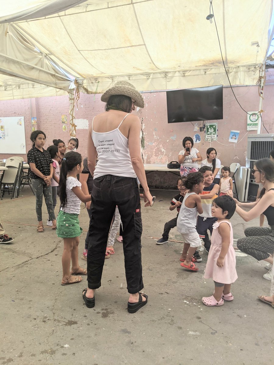 Rumiwithview's tweet image. For World Refugee Day we went to a Mexicali migrant shelter and brought donations, teddy bears, and danced with asylum seekers because we're one family without borders❤️

#musicalhealing #nobannowall #lovethyneighb #WorldRefugeeDay2022
