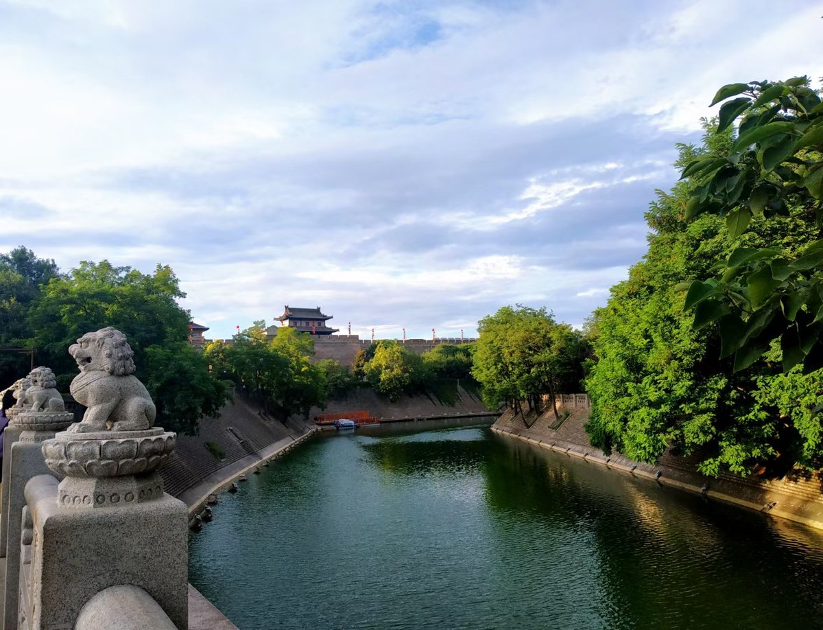 sun33199364's tweet photo. 我大西安今天的天气可谓是
阳光正好，万物可爱
苍穹之间，皆是风景
​天高云淡，望断南飞雁
​…… https://t.co/qGv9rnaqEL