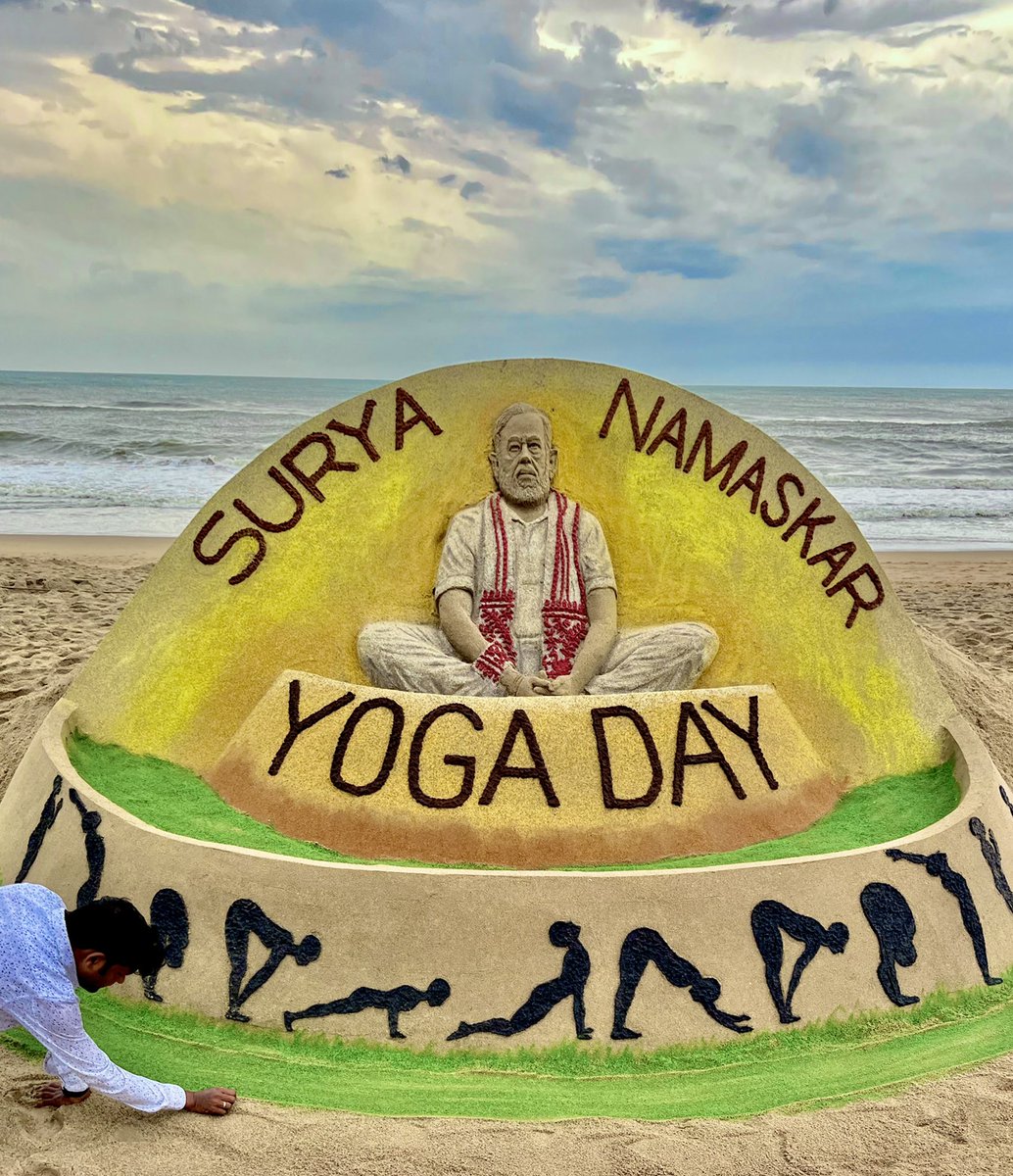 sudarsansand's tweet photo. #InternationalYogaDay : #SuryaNamaskara My SandArt at Puri beach in Odisha on the occasion of #YogaDay   .
#YogaForHumanity 
#IDY2022 https://t.co/uDMgGJUSl3