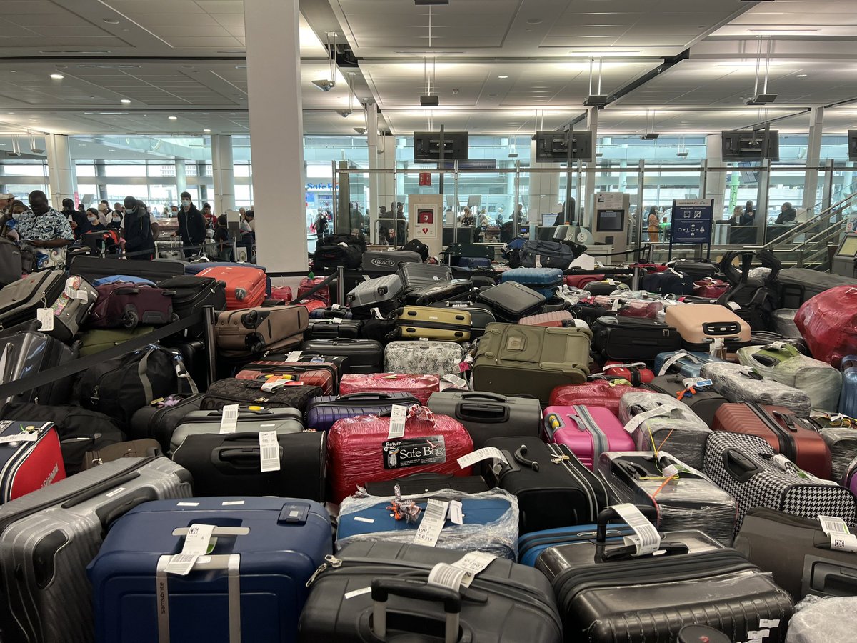 iiadwg's tweet photo. Voilà à quoi ressemblait le dépôt de bagage de @AirFranceFR à @yulaeroport … en voyant ça je savais que les chances que la valise voyage avec moi étaient minimes mais ça fait bientôt 48h maintenant.
 @AirFranceFR ramenez-moi ma valise!!! https://t.co/rVqWjYHPle