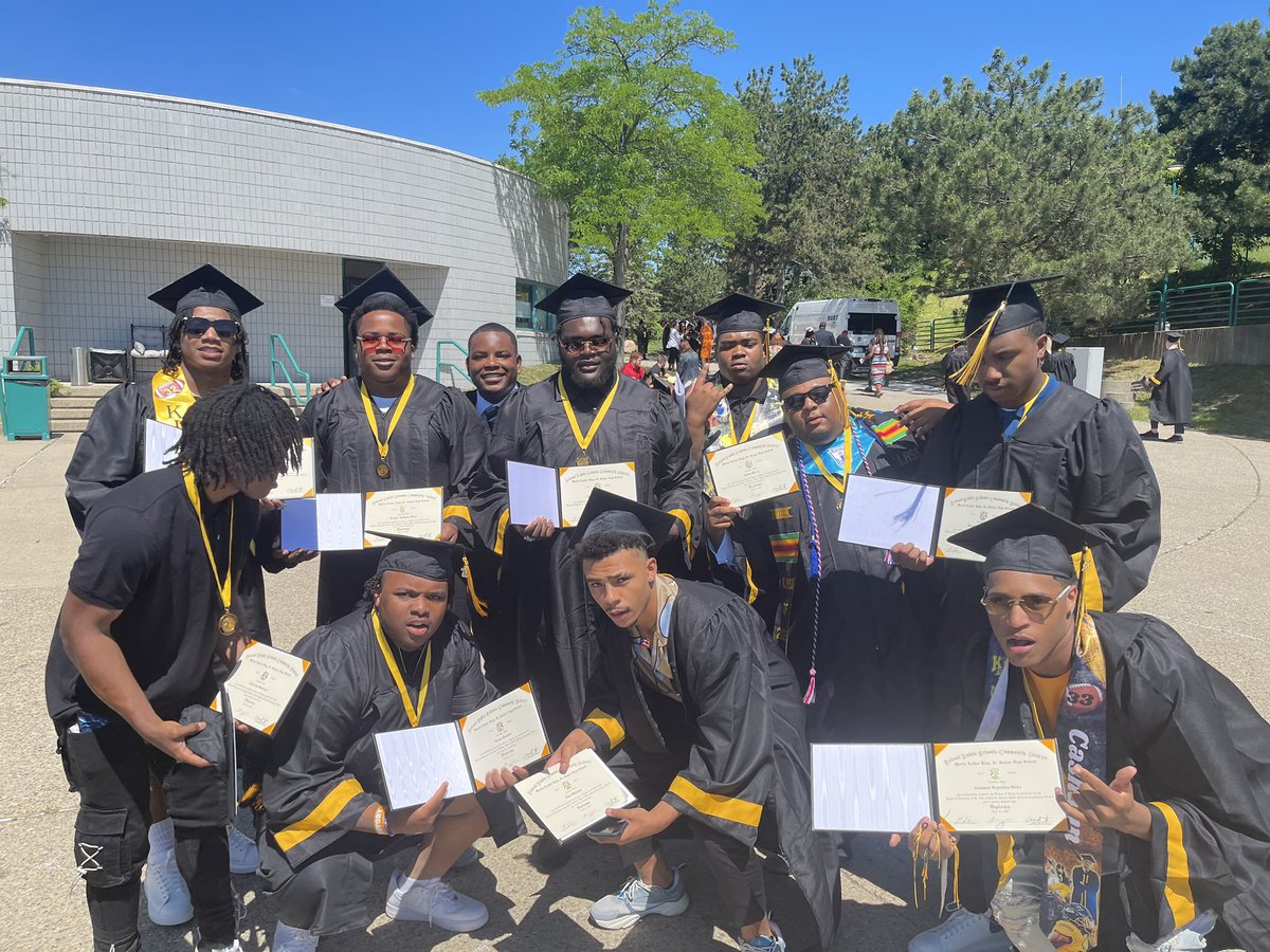 Ridgeleyhudson_'s tweet image. My favorite time of the year! #GraduationTime👨🏽‍🎓👩🏽‍🎓
Congratulations to “my kids” okay, my mentees, who graduated this past Friday. So proud of each of them.👏🏾🖤💛 Let’s go!!

As we continue down this graduation season, let’s remain prayerful for their continued success &amp;amp; safety. 🙏🏾