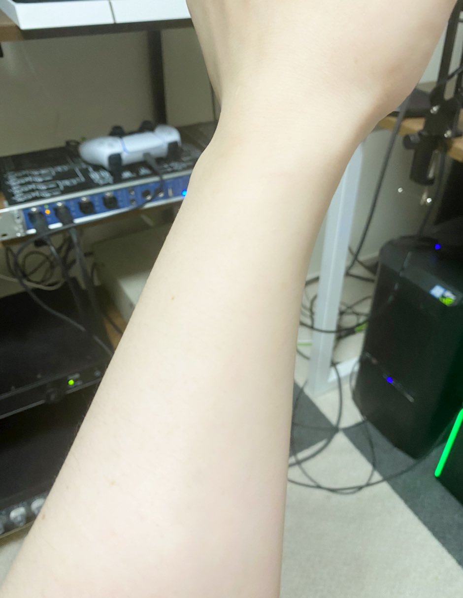 そらる 外に出てなさすぎて腕が肌色というより白に近い T Co Ypuxgqyb Twitter