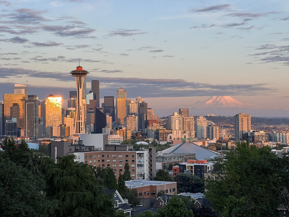 PNWpic's tweet photo. #seattlesunset #seattleweatherblog #seattle #queenanne #SummerSolstice https://t.co/iSFwISJzBJ