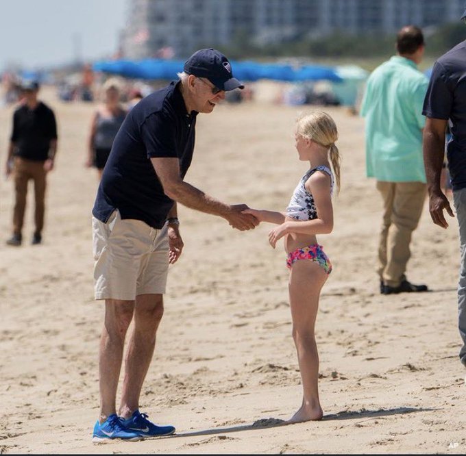 FVv03R_XsAI44LE?format=jpg&name=small